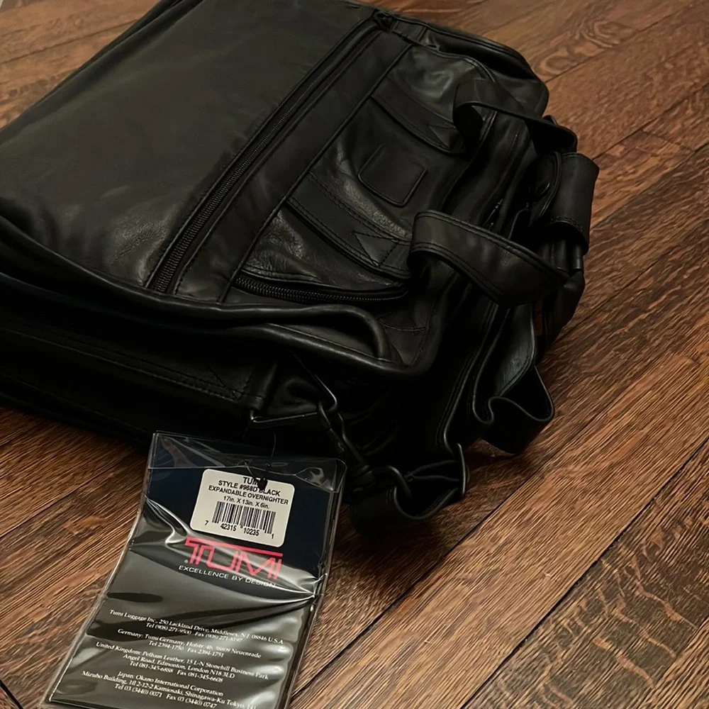 NWT 🎉 HP 🎉mint condition vintage TUMI expandable overnighter black leather bag
